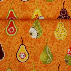 Baumwollstoff/Patchworkstoff weiß bedruckt mit orange geblümtem Hintergrund und bunt gemusterten Birnen. Baumwollstoffe sind vielseitig einsetzbar und perfekt für Nähprojekte wie Kissenbezüge, Tischdecken, Taschen oder Kleidung geeignet. Material: 100% Baumwolle Breite: ca. 112cm Gewicht: ca. 130g/m² Pflegehinweis: Waschbar bei 30° Celsius Farbe: orange, moosgrün, rostrot, braun, weiß, gelb Motiv: Birnen Designer: Riley Blake